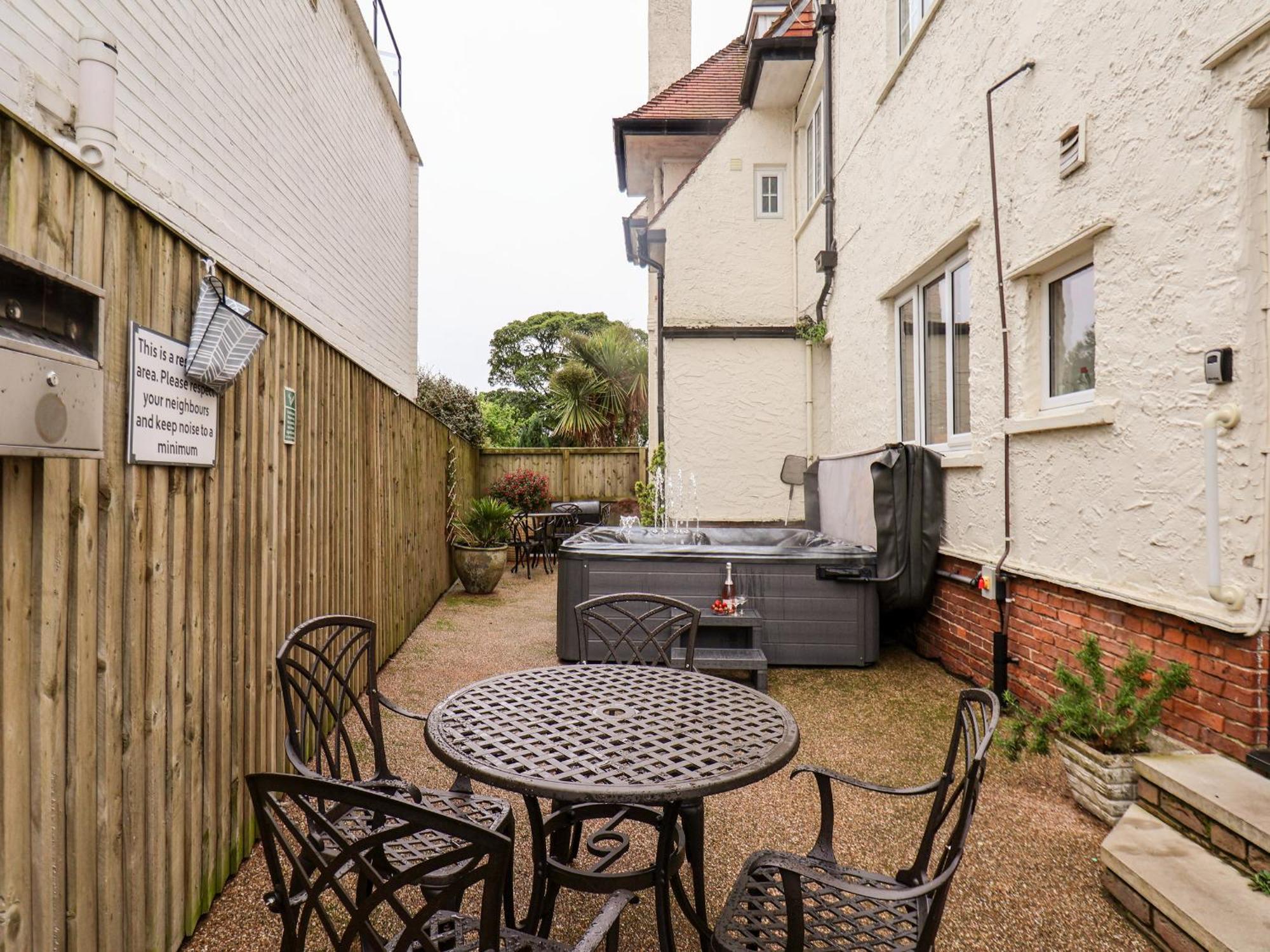 Holiday home Yardley Manor